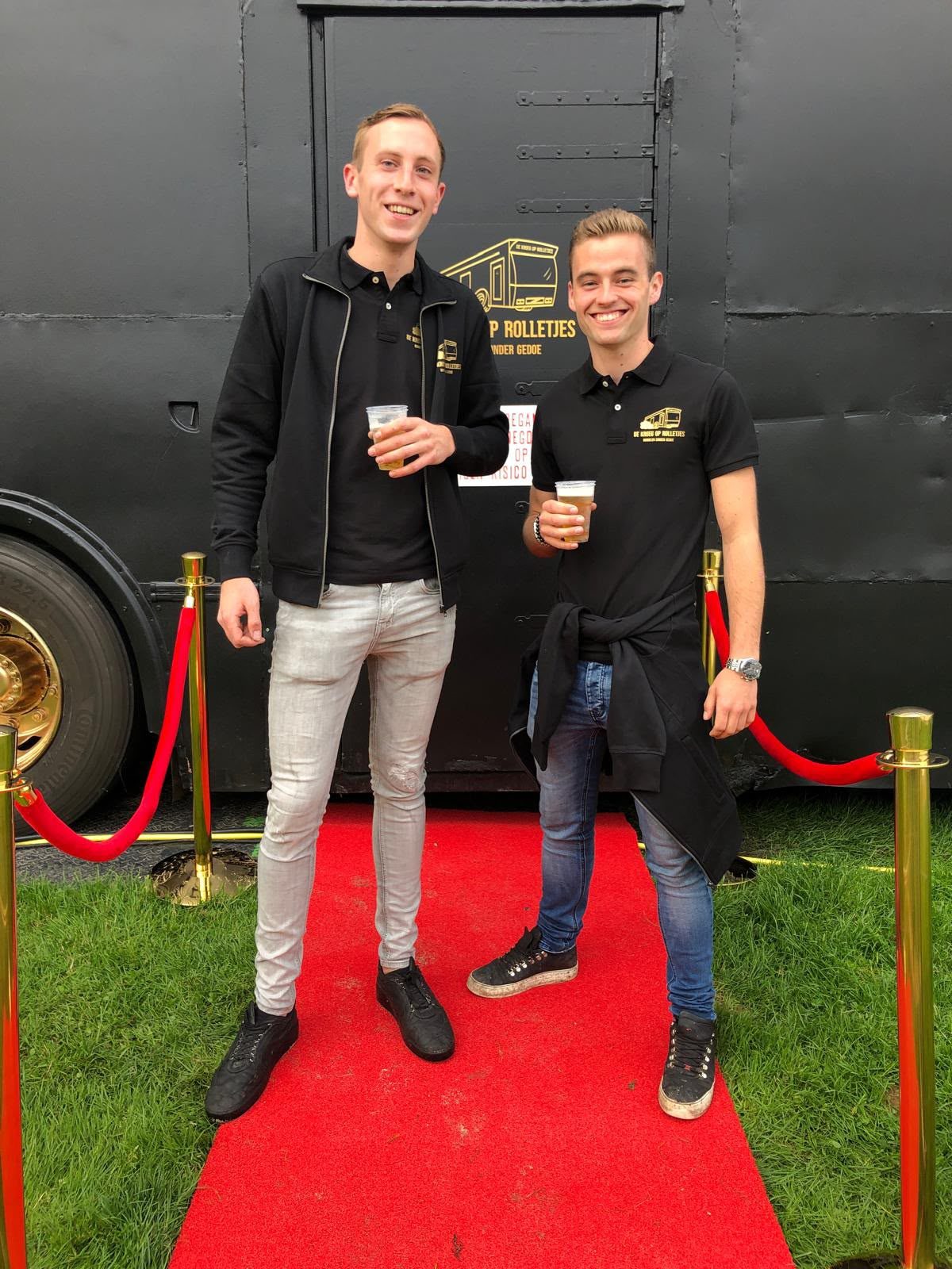 Bart en Perry met een drankje voor de bus op een grasveld.