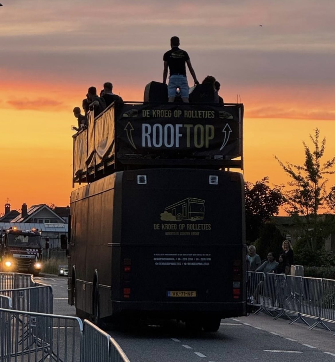 De rooftop van de Kroegbus bij zonsondergang.