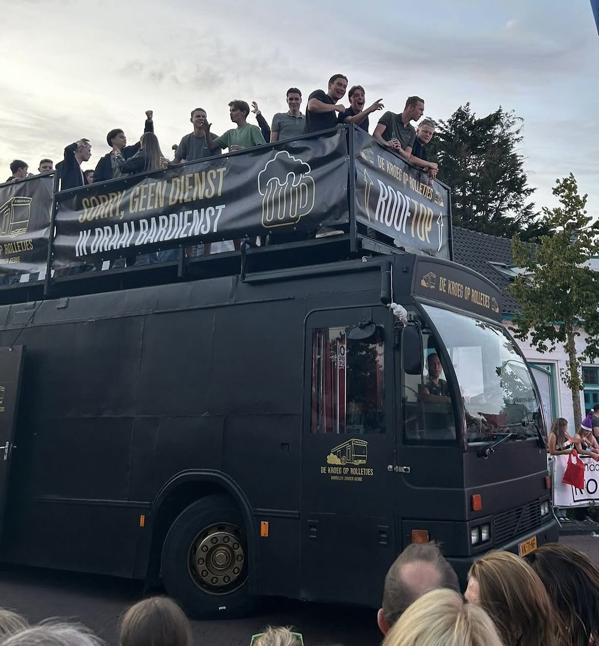 Volle rooftop tijdens een rit door het dorp.